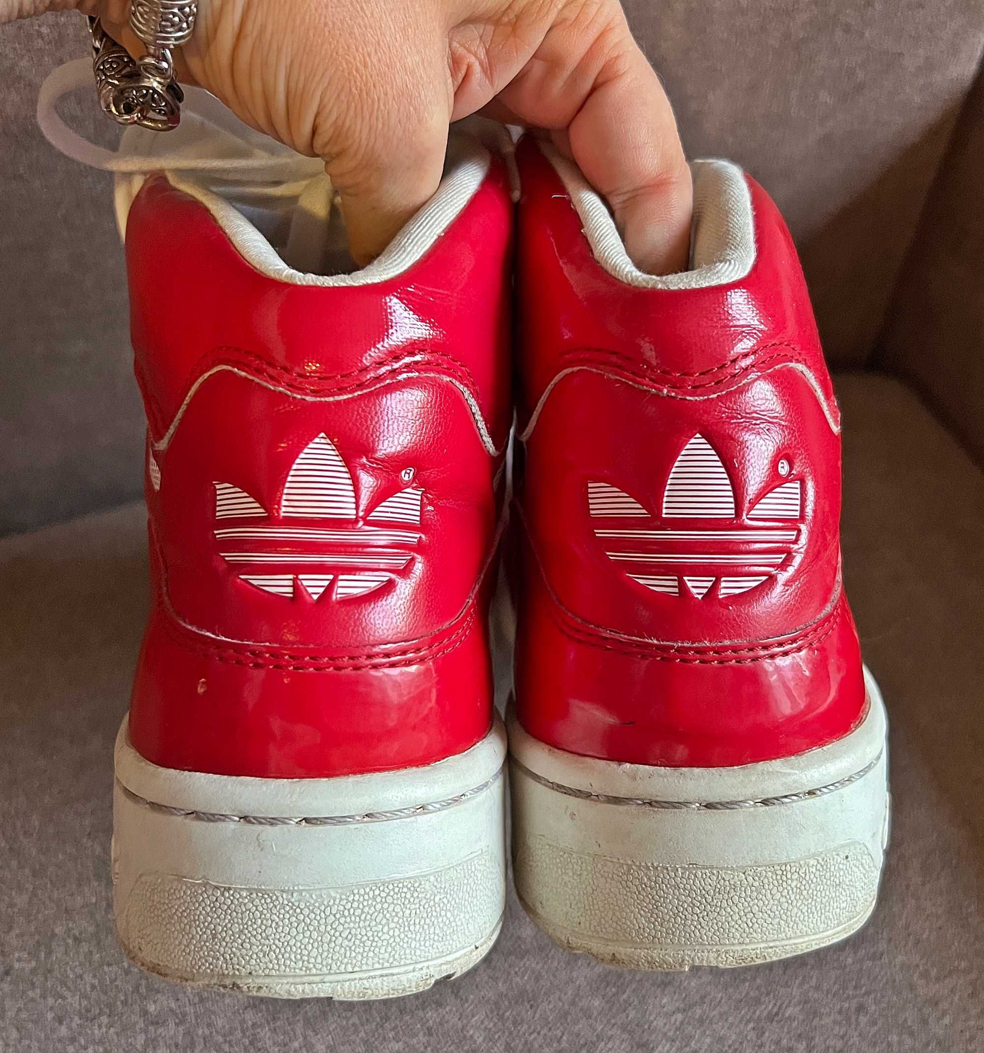 кроссовки Adidas Metro Attitude с логотипом сердце