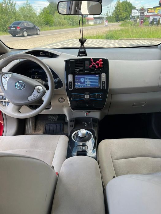 Продам Nissan leaf 2012