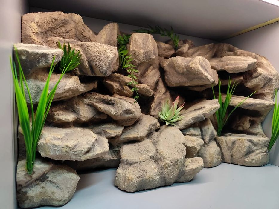 Terrarium na zamówienie, terrarium z wystrojem z plyty
meblowej.