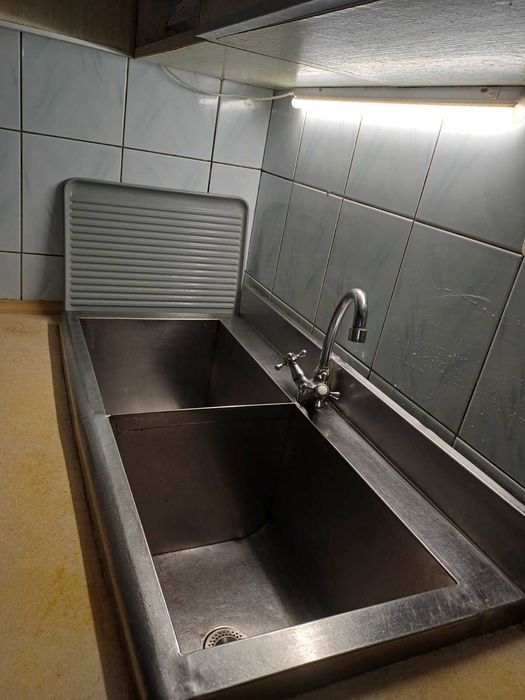 Двосекційна кухонна мийка