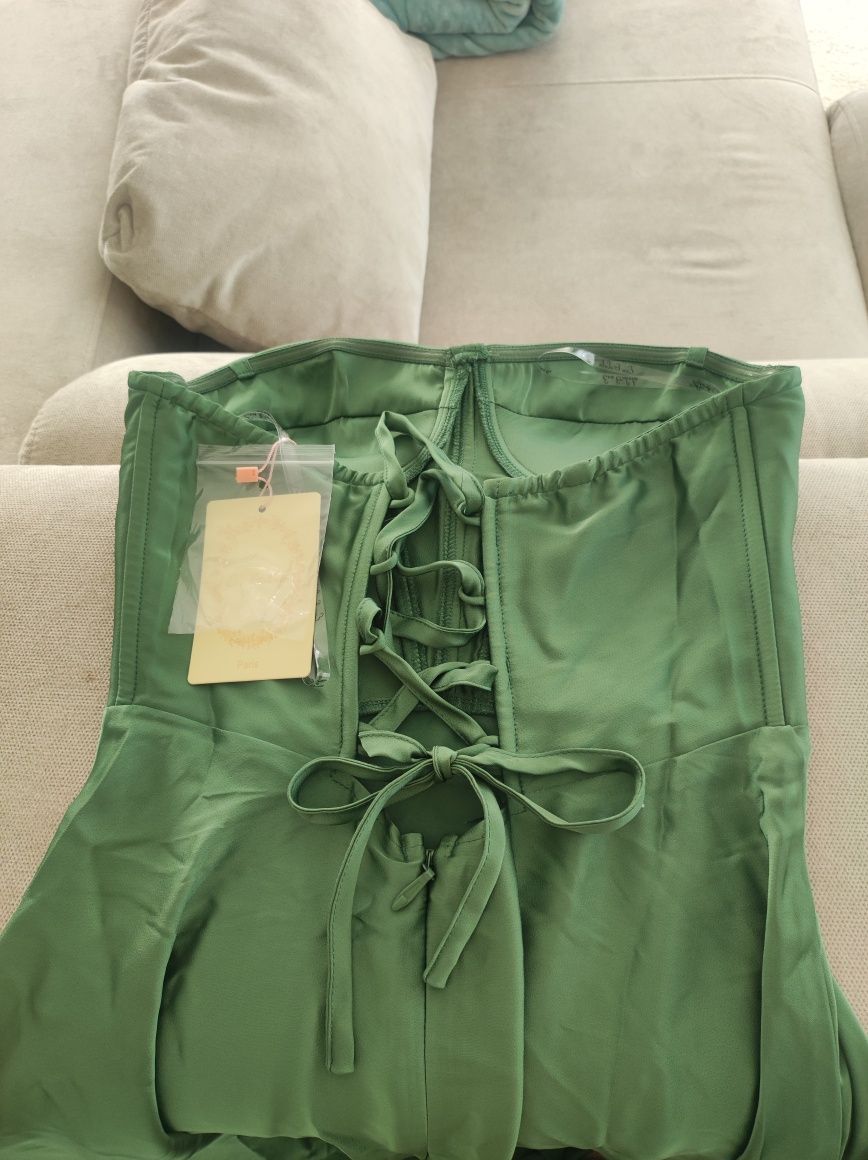 Vendo vestido da loja "Mamba store" 
Modelo Afrodite verde tamanho M
N