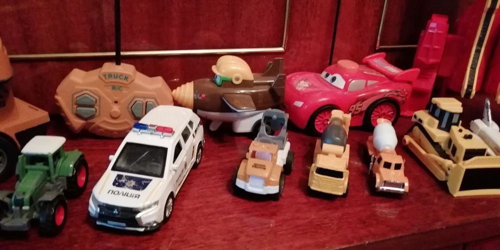 Машинки іграшкові лот .