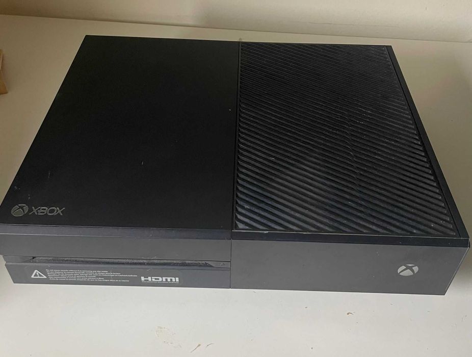 Xbox One Preta *EM BOM ESTADO*