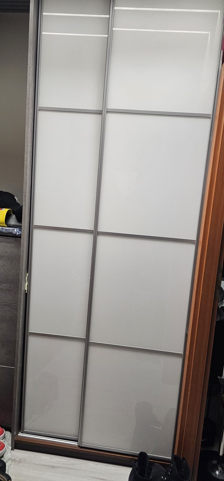 Drzwi suwane do szafy  z biała szyba
