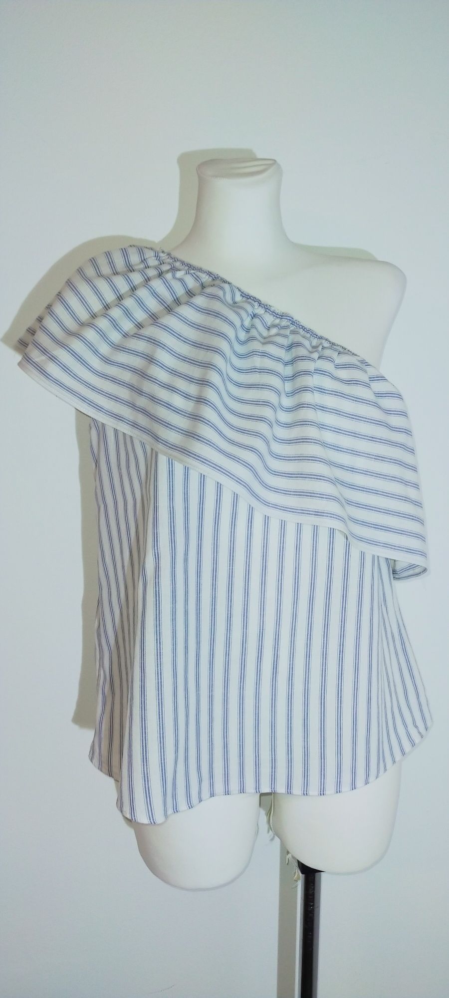 Bluzka elegancka biała niebieska na jedno ramię falbana 38 M paski