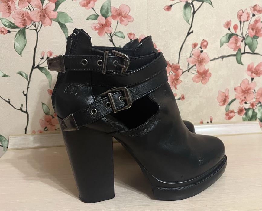 Шкіряні ботильйони Bronx з ремінцями