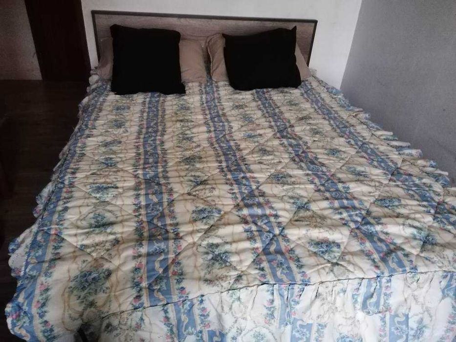 Aluga-se quarto com cama de casal