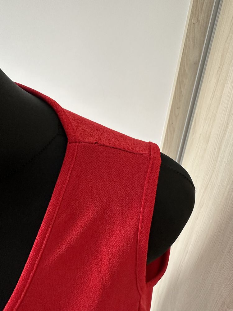 Czerwona sukienka z krótkimi rękawami