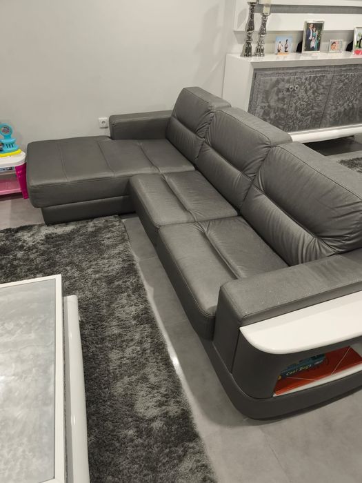 Sofá Semi-novo- sintético cinza escuro brilhante