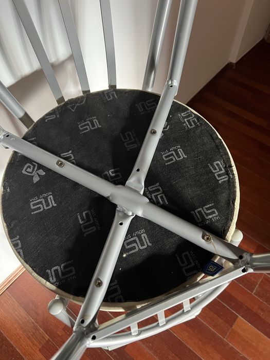 Cztery ładne i solidne  krzesła