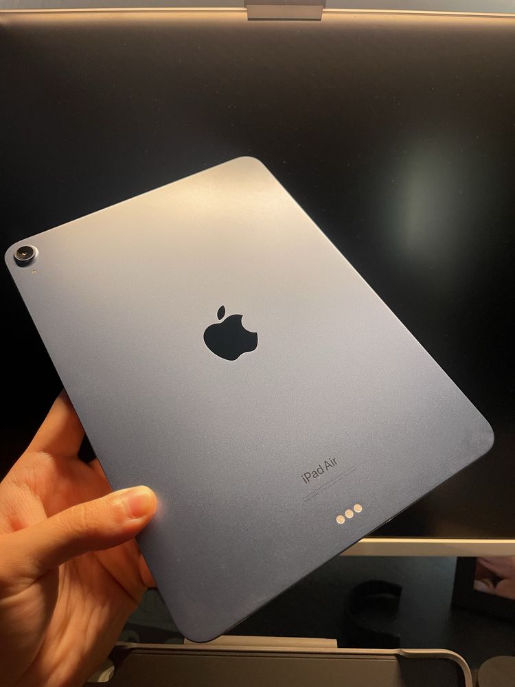 Продаю iPad Air 5 (M1) 64GB Wi-Fi + клавіатура Logitech Folio Touch