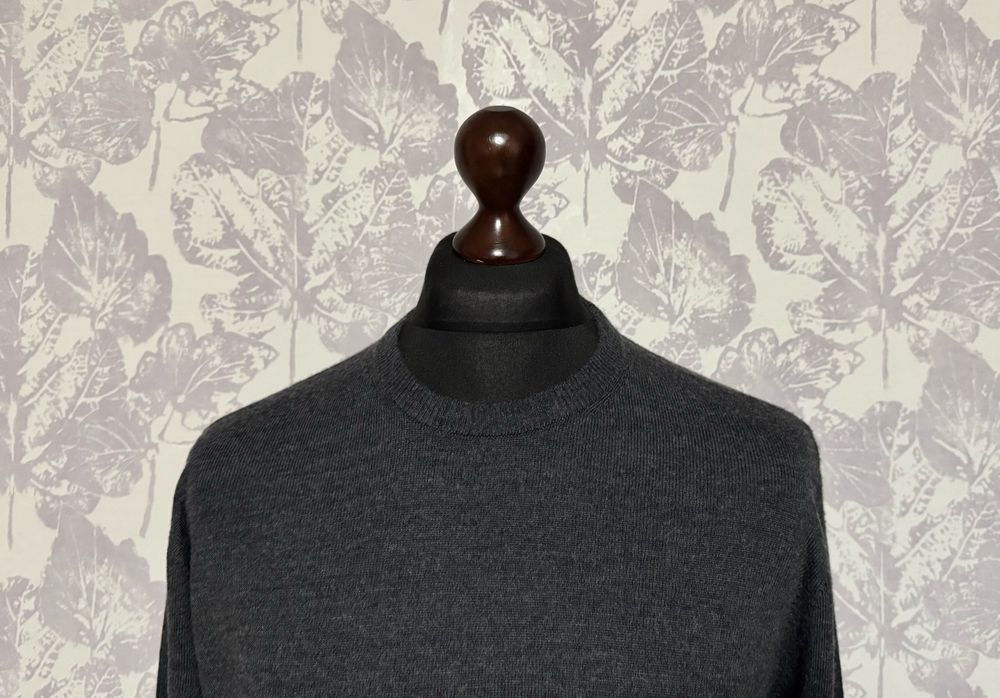 Тонкий шерстяной свитер Icebreaker.