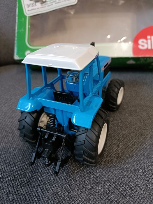 Model Siku Traktor Ford