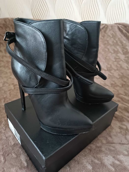 Елегантні шкіряні ботильйони Saint Laurent Paris, 39 розмір