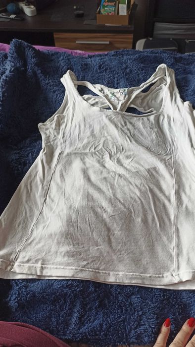 fantazyjnie wycięty tank top