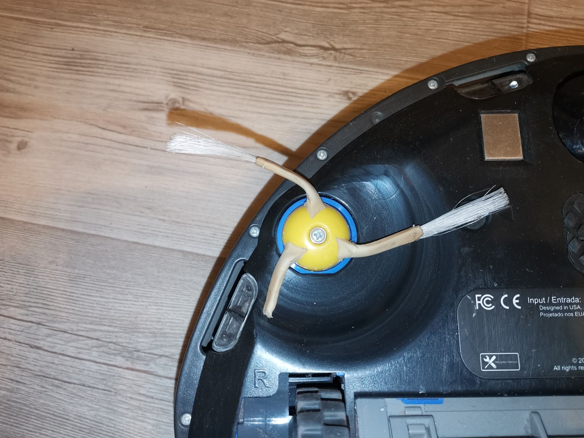 Irobot robot sprzątający roomba ze stacją ładowania.