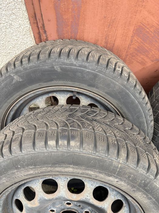 Opony z felgami stalowymi 205/55 R16 + kołpaki VW