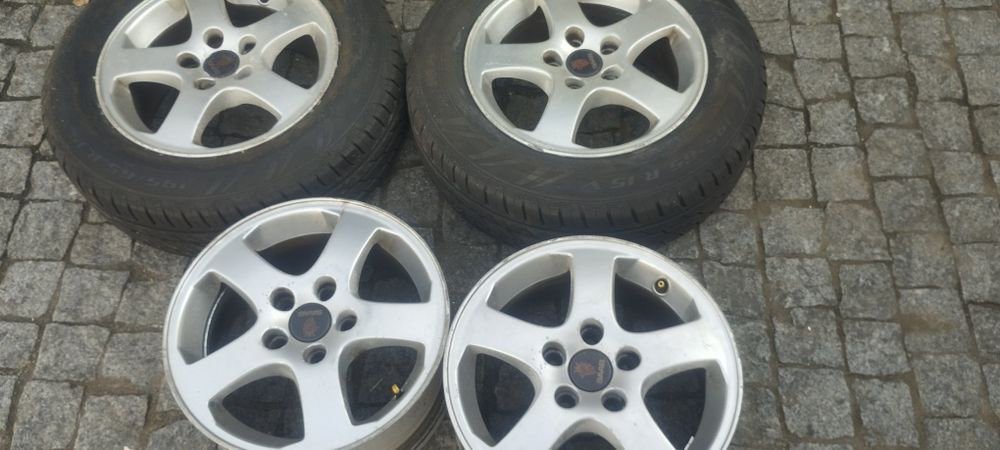 4 jantes 15 saab com 2 pneus  Mabor novos
