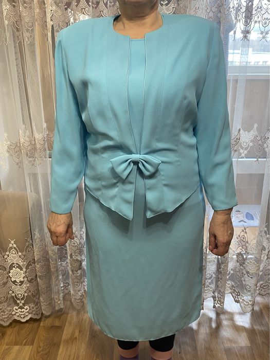 Жіночий костюм (плаття і піджачок)