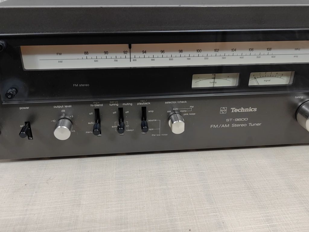 Technics ST-9600 Audiofilski tuner radiowy FM stereo vintage