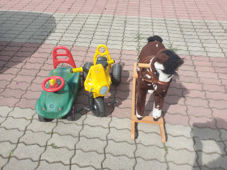 Konik na biegunach oraz inne zabawki w zestawie