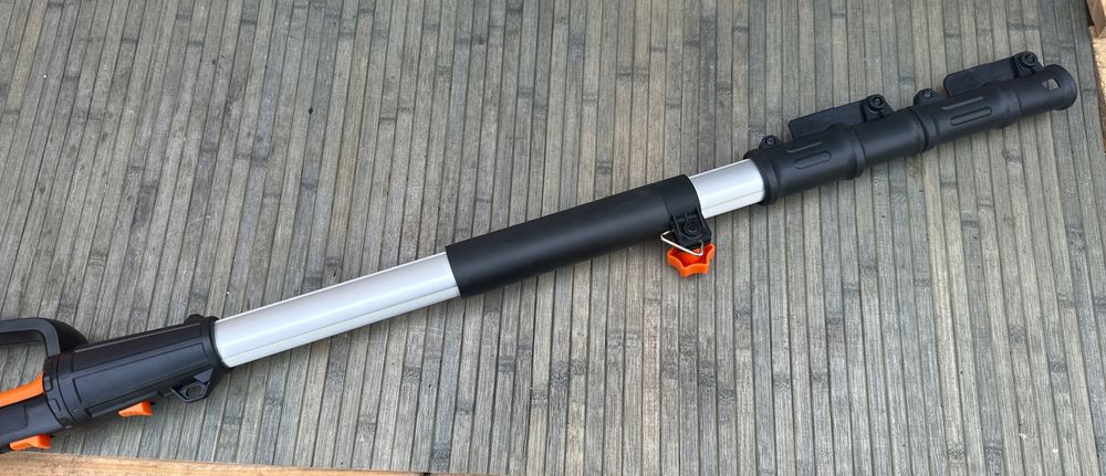 Rękojeść z teleskopową rurą prowadzącą do nożyc akumulatorowych