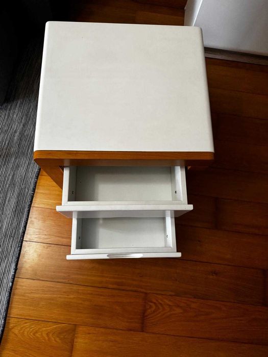 Cama juvenil em madeira de faia com gavetões + mesa de cabeceira