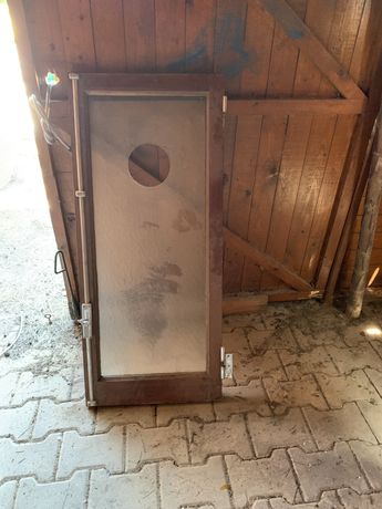 Janela em madeira e vidro furado