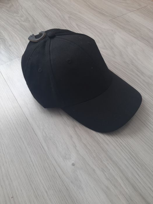 Nowa czarna czapka z daszkiem regulowana