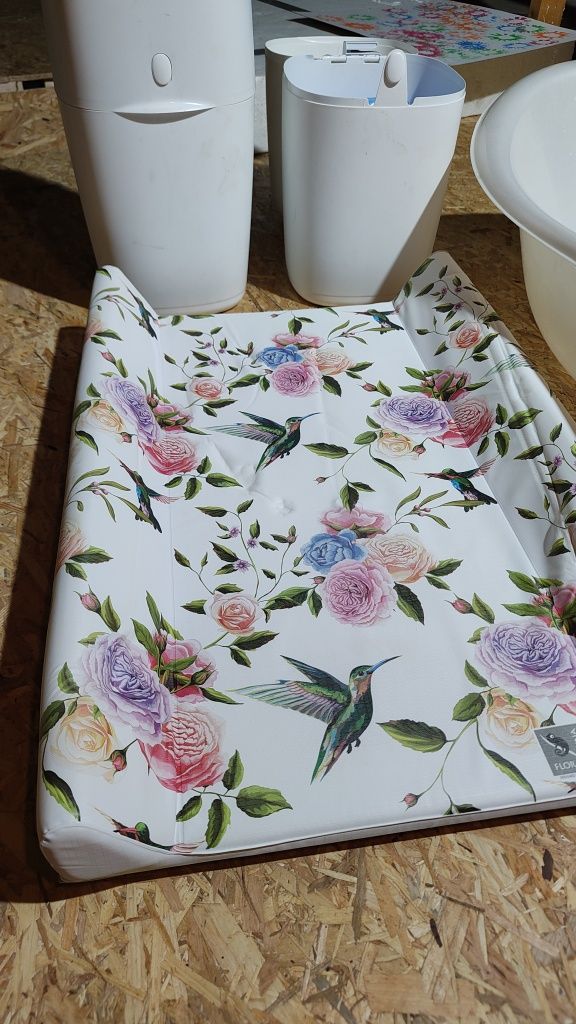 Zestaw Przewijak Flora + wanienka + 2x pojemnik na pieluchy Angelcare