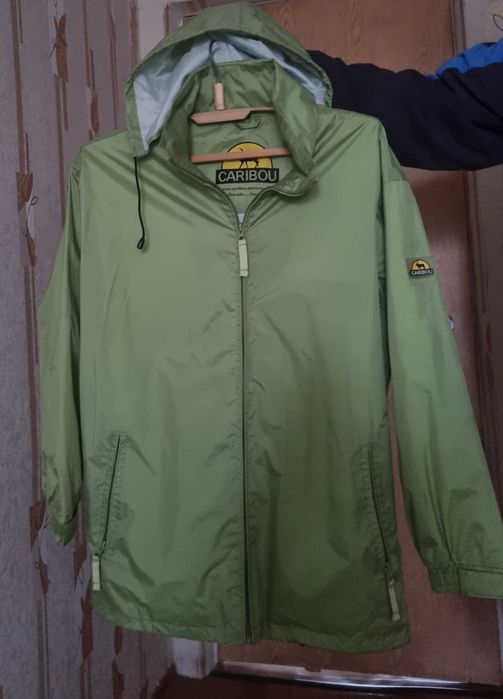Куртка бренду CARIBOU з, щільної плащової  тканини.
