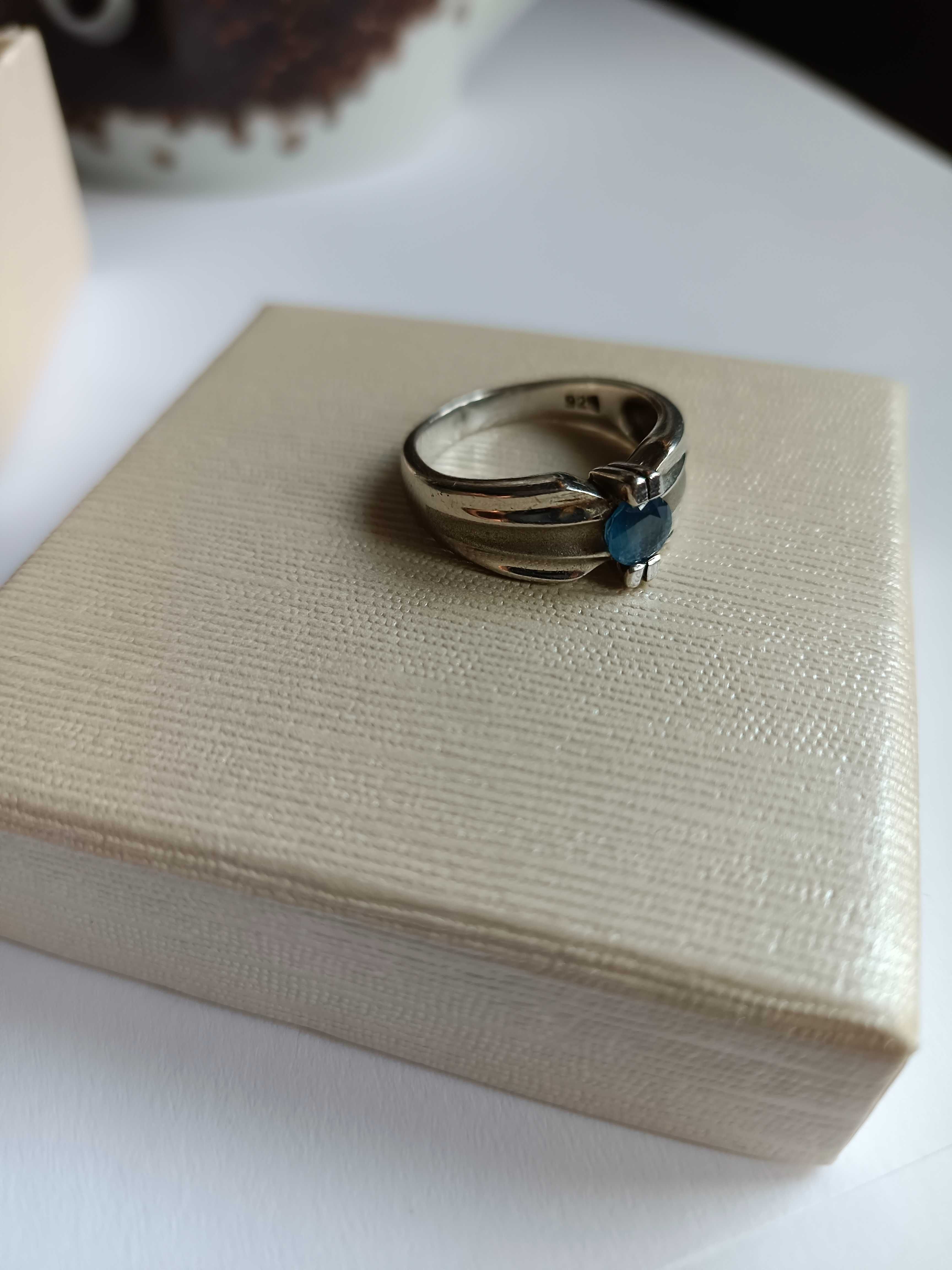 Srebrny pierścionek z niebieskim oczkiem - średnica 17 mm.