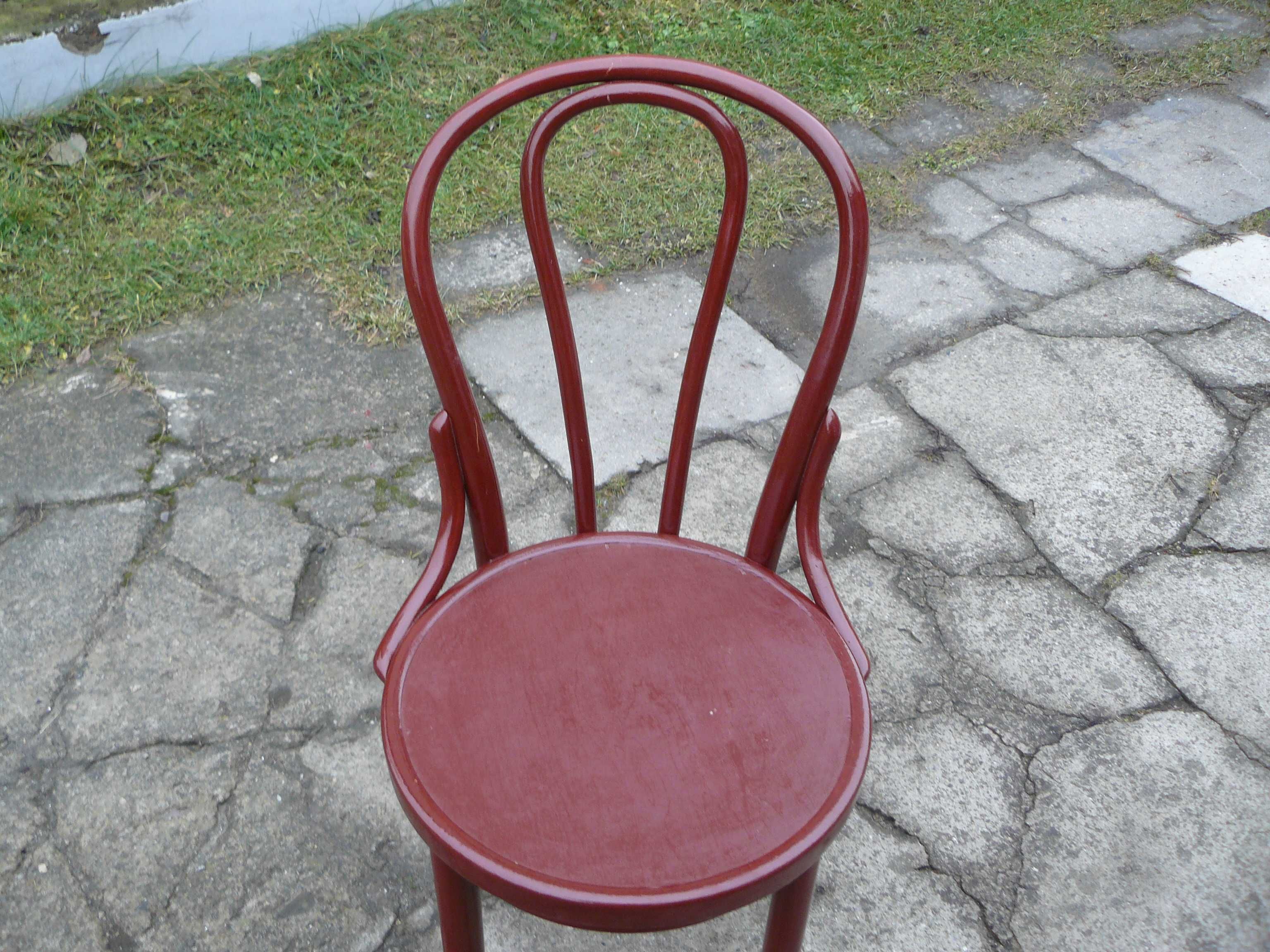 Stare krzesła gięte.
