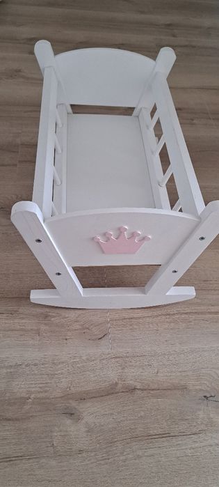 Drewniana kołyska dla lalki