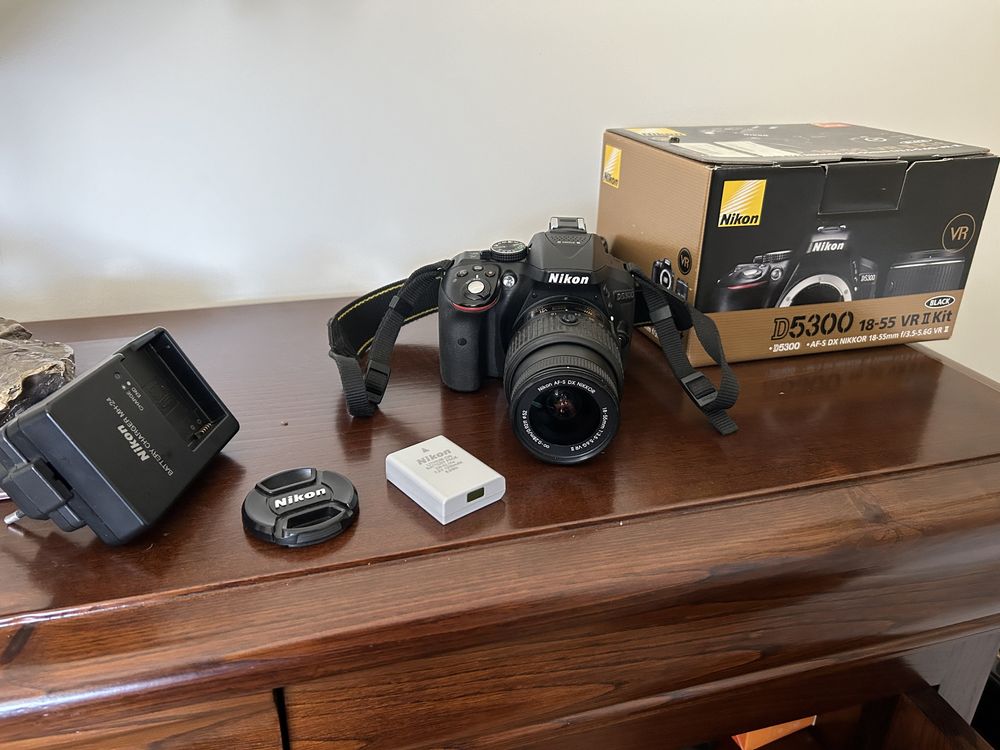 Vendo Camara Nikon 5300 DSLR bom estado