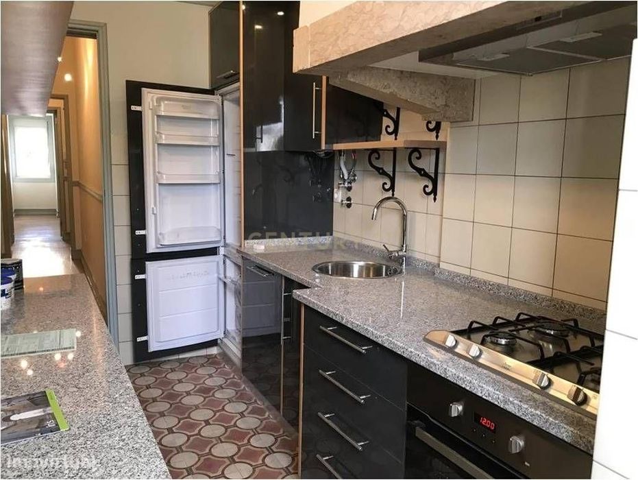 Apartamento T2+1 com Logradouro para Arrendar em Sete Rios