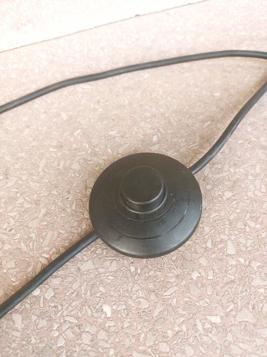 Lampa podłogowa piękna industrialna minimalistyczna solidna