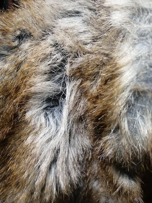 Colete em pele de tons acastanhados