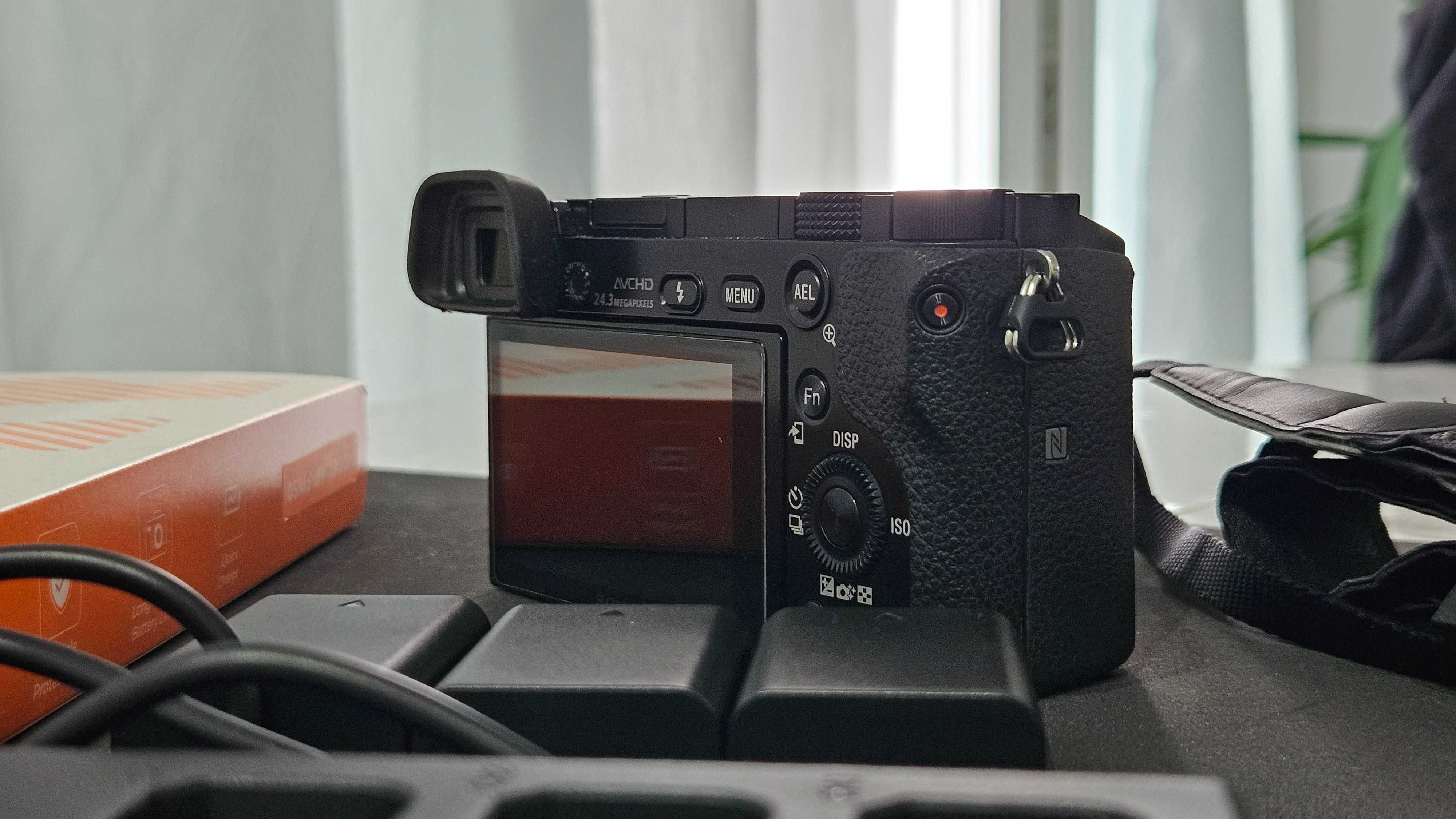 Sony A6000 com objetiva e vários acessórios