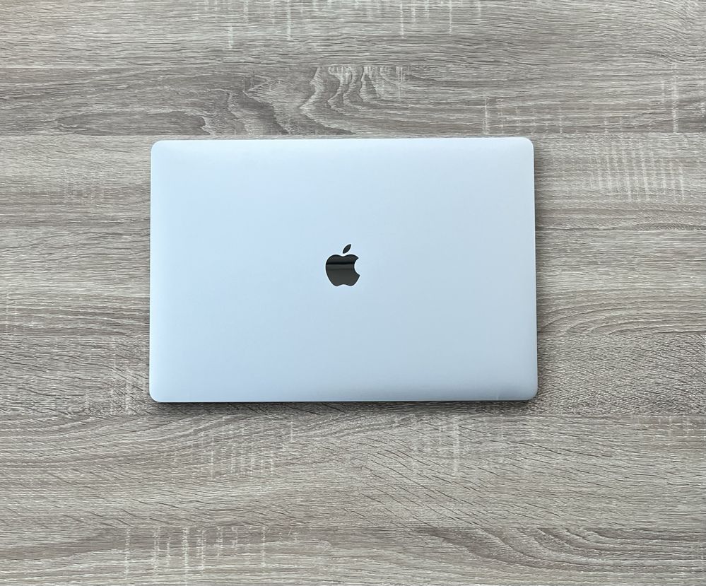 MacBook Pro 2018 15 | i7 6 core 2.6/4.3ghz | 16gb ram | 512 ssd