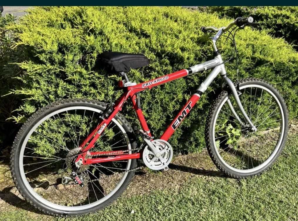 Bicicleta marca EMT em alumínio vermelho e cinza