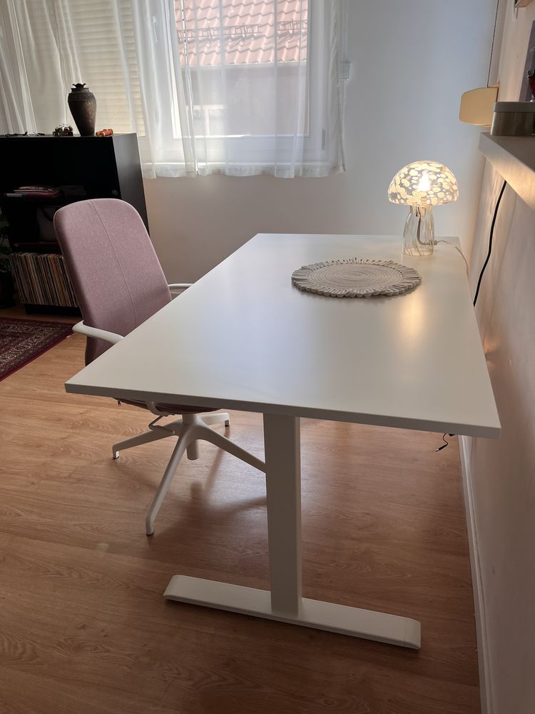 Biurko elektryczne Rudolf Ikea z krzesłem Langfja Ikea