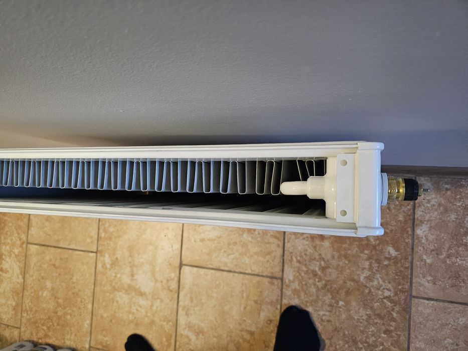 Grzejnik z zaczepami 60 cm. x60 cm. x10 cm. Dolny montaż