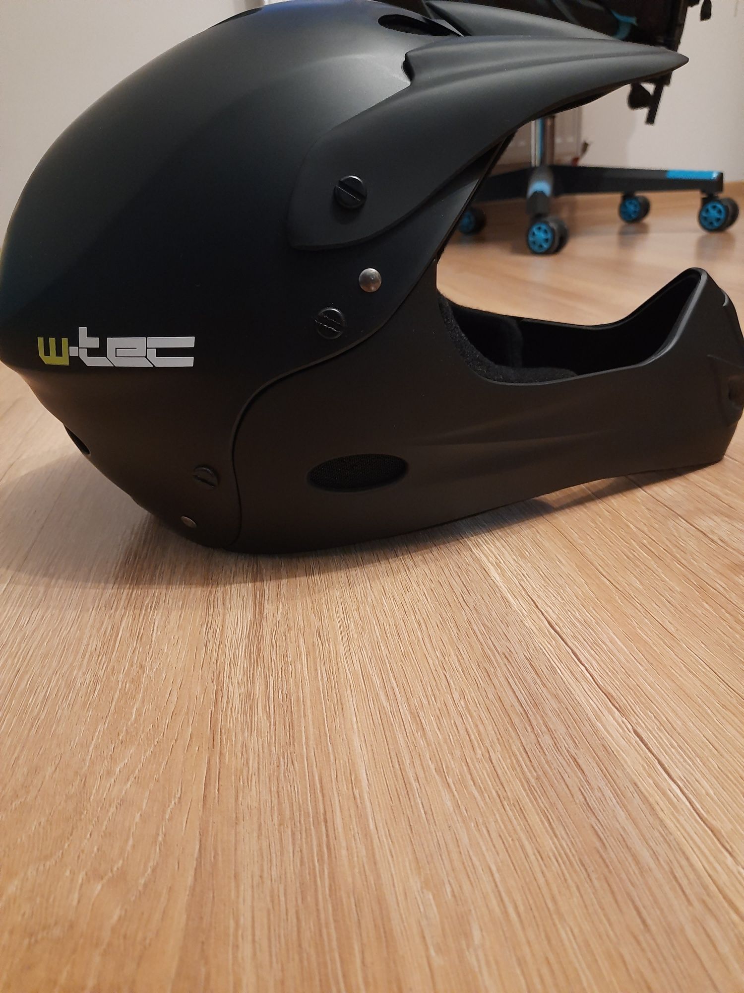 Kask daunthillowy w-tec.