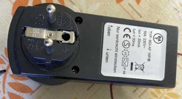 Zewnętrzny adapter do gniazda z RCD wyłącznik automatyczny
