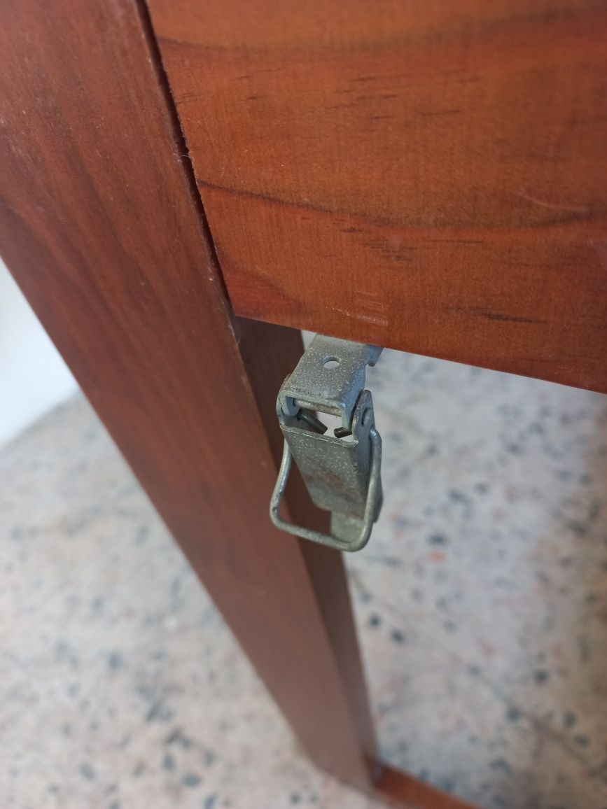 Mesa extensível com 2 bancos