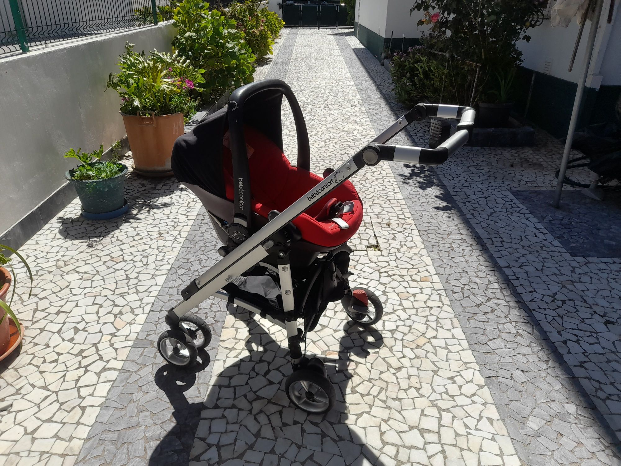 Carrinho Bébéconfort com ovo, cama, protecção sol e chuva