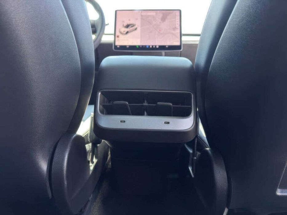 Tesla Model Y Long Range      2021