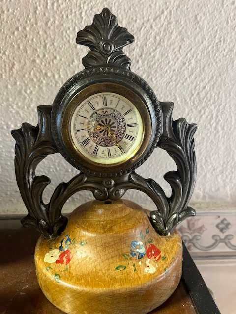 Relogio de mesa com base de madeira