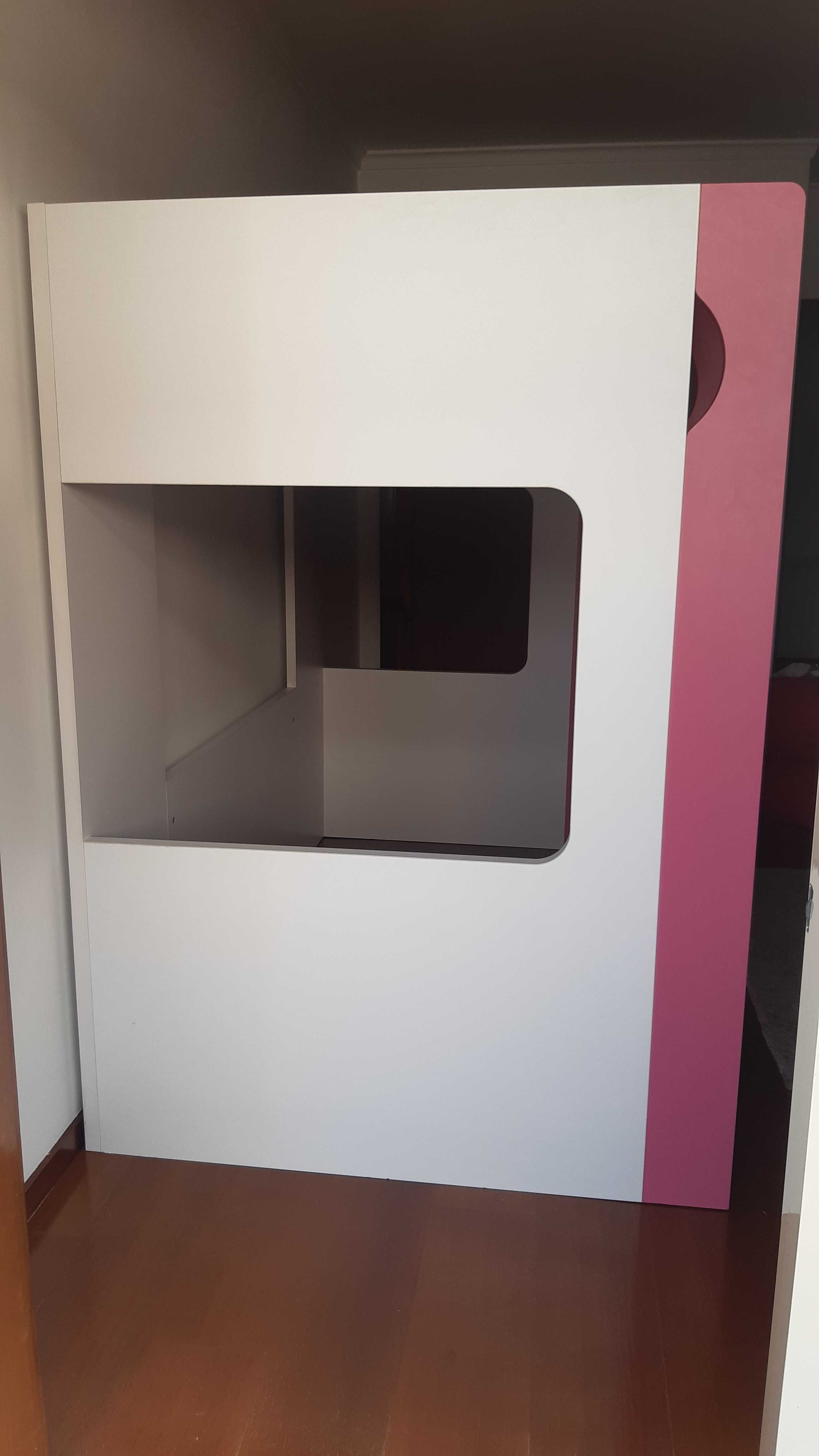 Cama branca e rosa